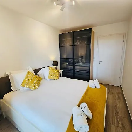 Апартаменты Serene 2 Bedroom Flat With Private Terrace-cd10