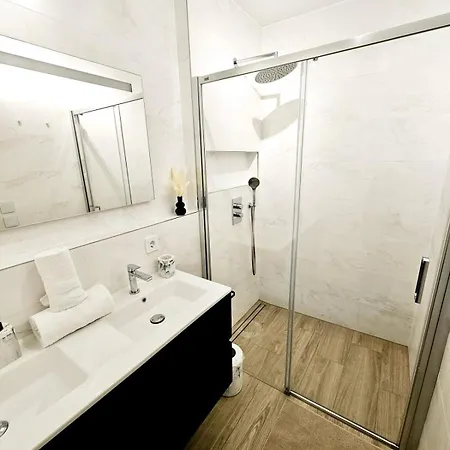 Апартаменты Serene 2 Bedroom Flat With Private Terrace-cd10